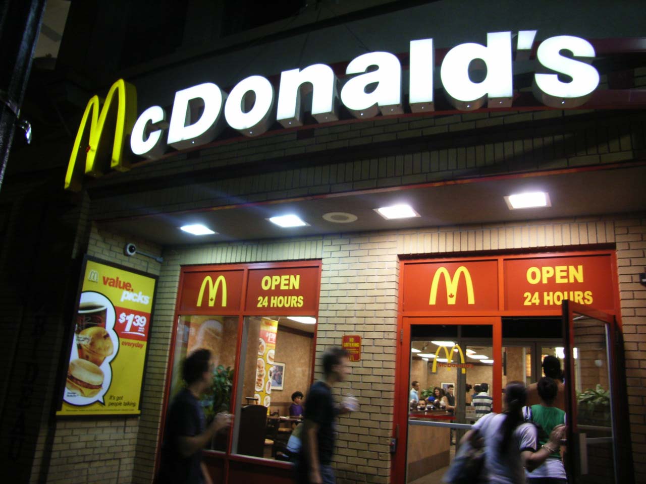 Mutare istorică a McDonald’s: Înlocuiește celebrii cartofi pai din meniuri
