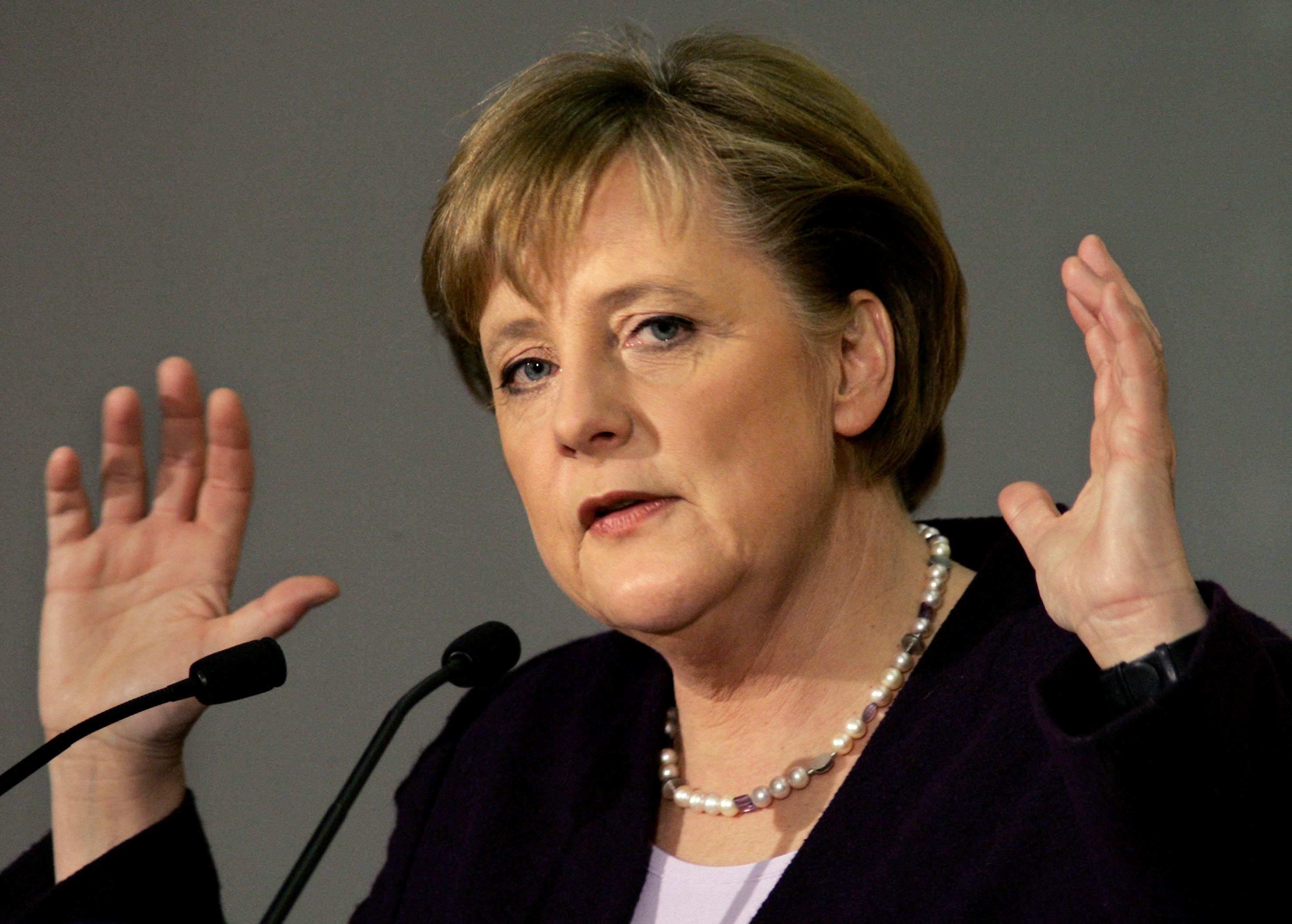 Angela Merkel vine la Atena să joace în tragedia greacă