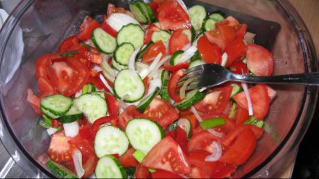 6 Idei inedite de salate de rosii si castraveti pentru slabit