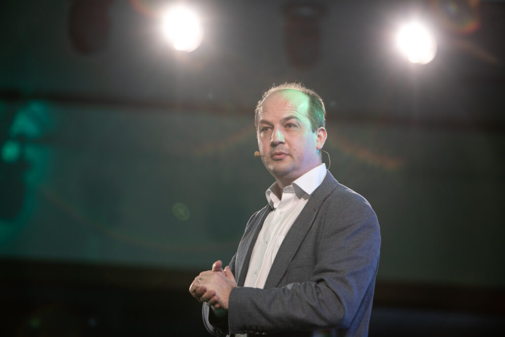 EXCLUSIV De la șomer la CEO în patru ani. Povestea românului din fruntea gigantului care își premiază clienții educați