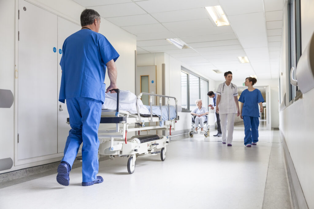 Situație ireală în România. Un copil de 16 ani, aflat în comă indusă, a fost trimis acasă din senin. Care este starea lui în prezent