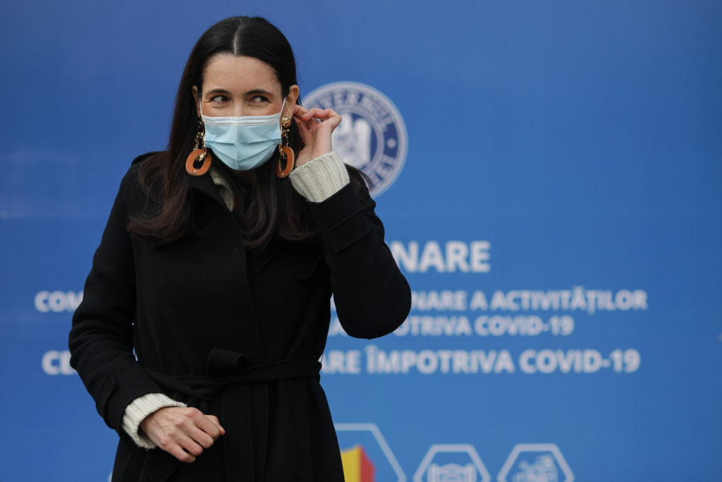 Gunoiul BucureÈ™tenilor A Ajuns La Poarta Lui Clotilde Armand Ii Duc Doamnei Clotilde Un Sac De Gunoi Capital