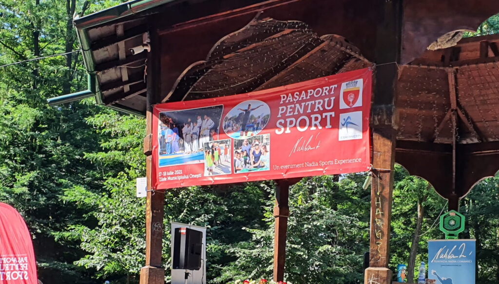 Sute de copii din Onești au primit ”Pașaport pentru Sport” de la Nadia Comăneci. Mesajul campioanei pentru toți oneștenii