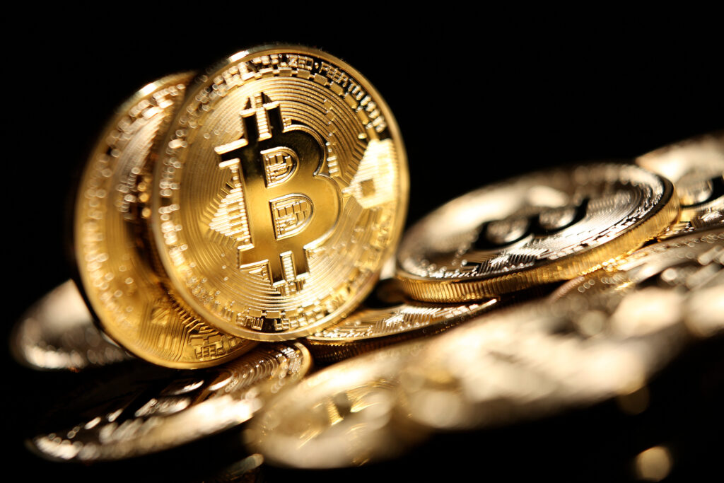 în medie, cât investește în bitcoin)