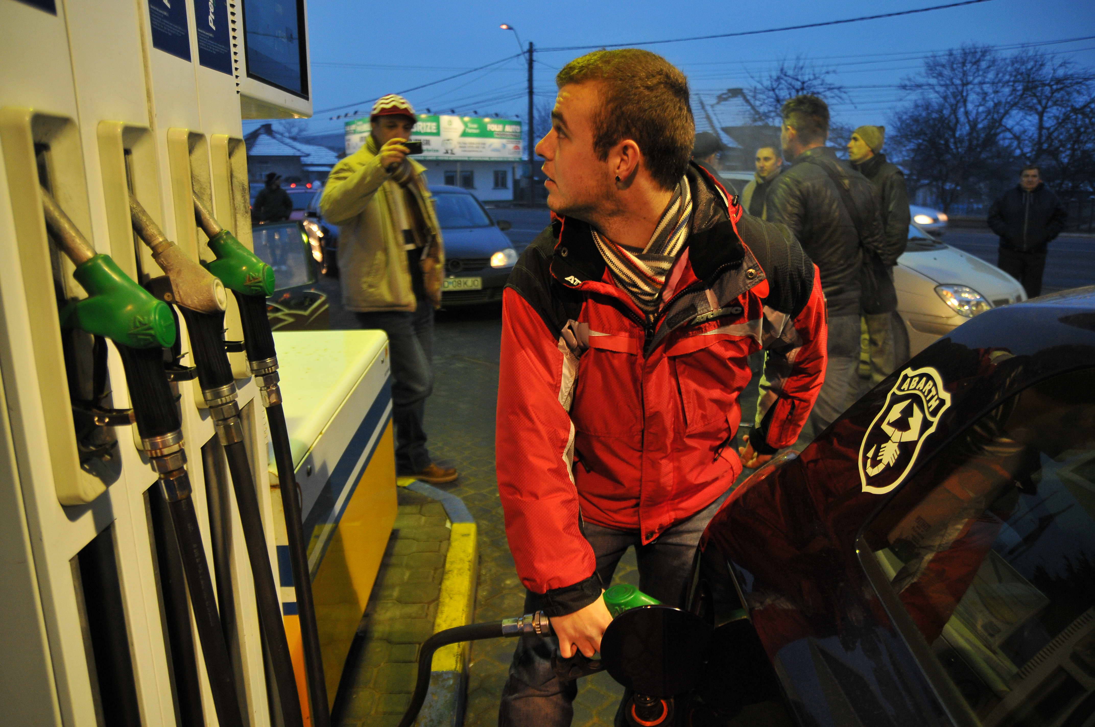 Furnizorii de carburanţi au obligaţia de a introduce treptat pe piaţă combustibil cu biocarburanţi