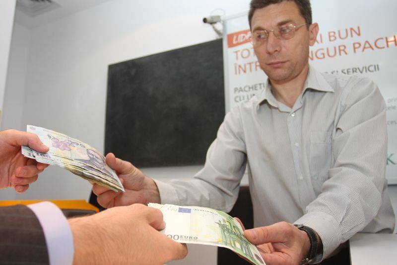 Leul continuă să se deprecieze