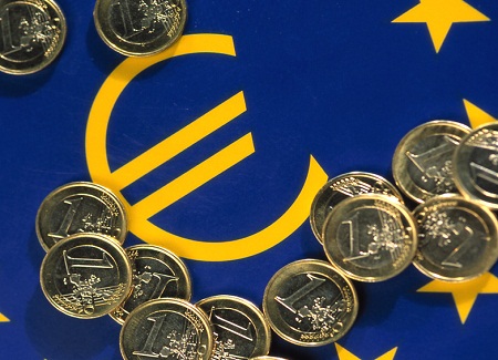 SURPRIZĂ: Euro a ajuns monedă de siguranță pentru investitorii care îi cântau prohodul