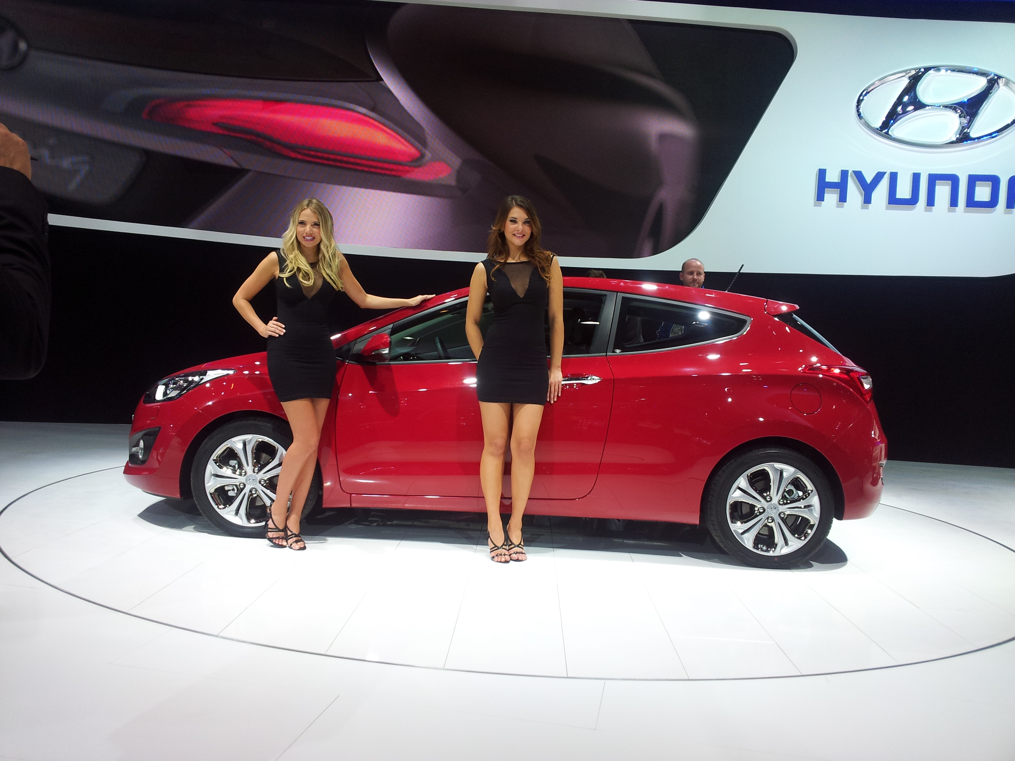 Frumoasele care scot în evidenţă vedetele expoziţiei auto de la Paris