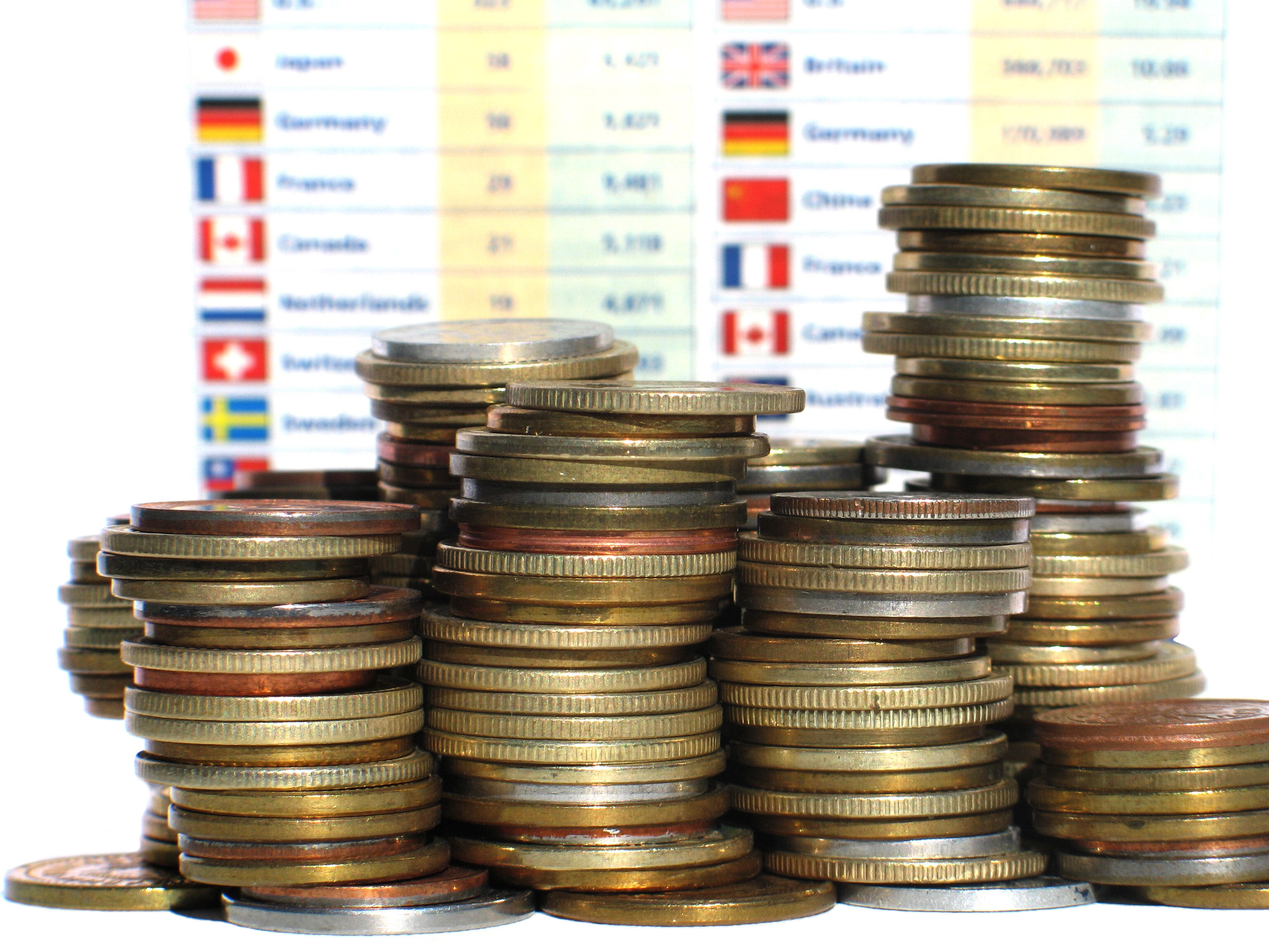 RECORD NEGATIV: Leul atinge cea mai mică valoare din istorie, de 4,3783/euro