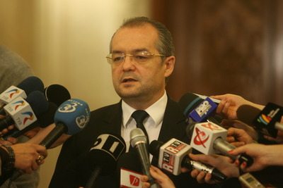 Emil Boc: Grupul minorităţilor ne-a înfipt cuţitul în spate