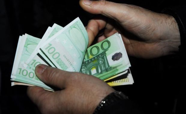 Străinii s-au întors să facă bani din datoria României
