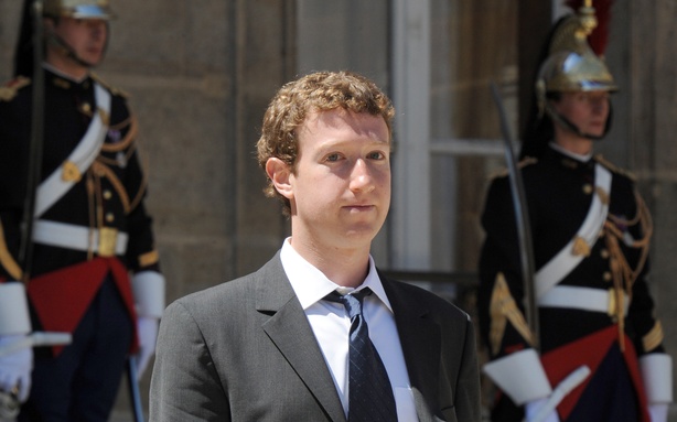 PEDEAPSĂ Ce păţeşti dacă încerci să îl intimidezi pe fondatorul Facebook