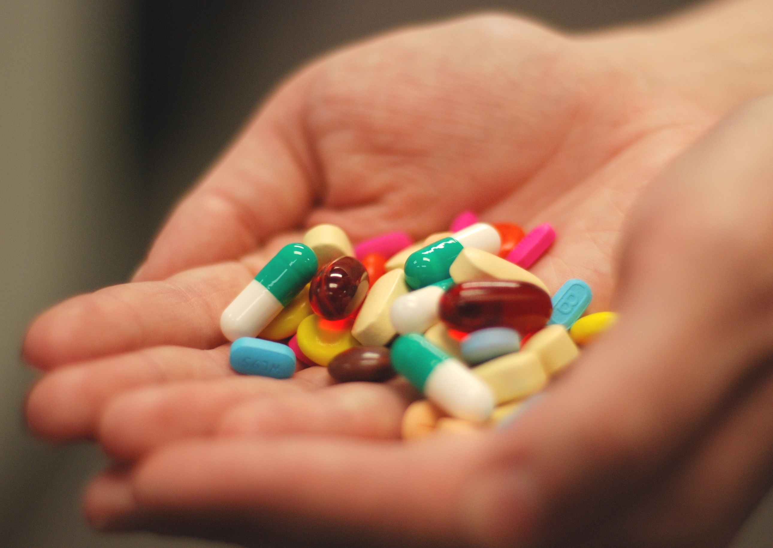 Cât cheltuie lunar pe medicamente o familie din România