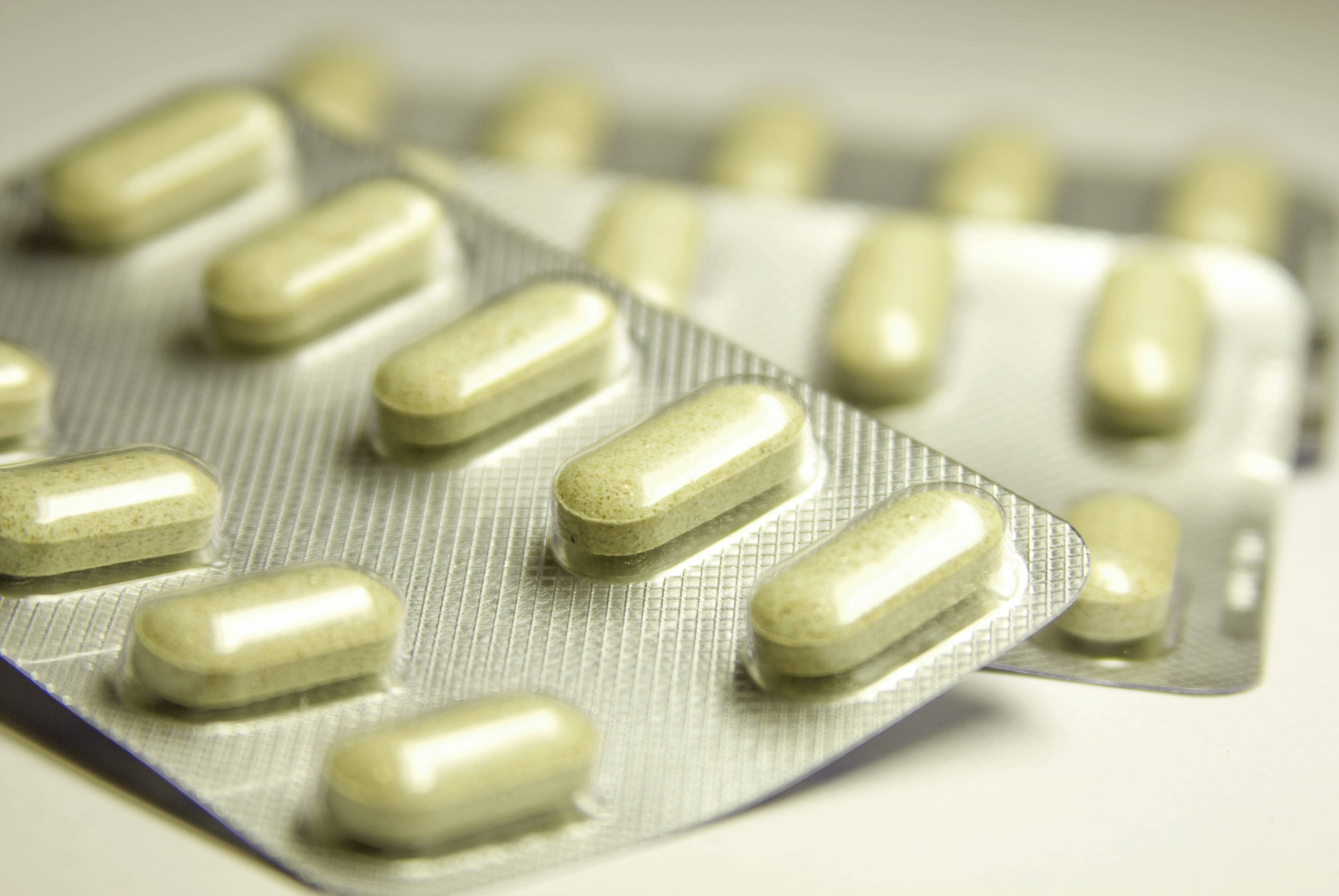 Industria locală de medicamente, dependentă de importuri