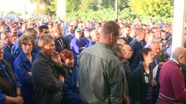 Salariaţii de la Oltchim protestează în faţa combinatului
