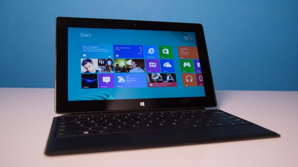 RABLA LA TABLETE. Microsoft dă 200 de dolari pentru cei care cedează iPAD-ul în favoarea Surface